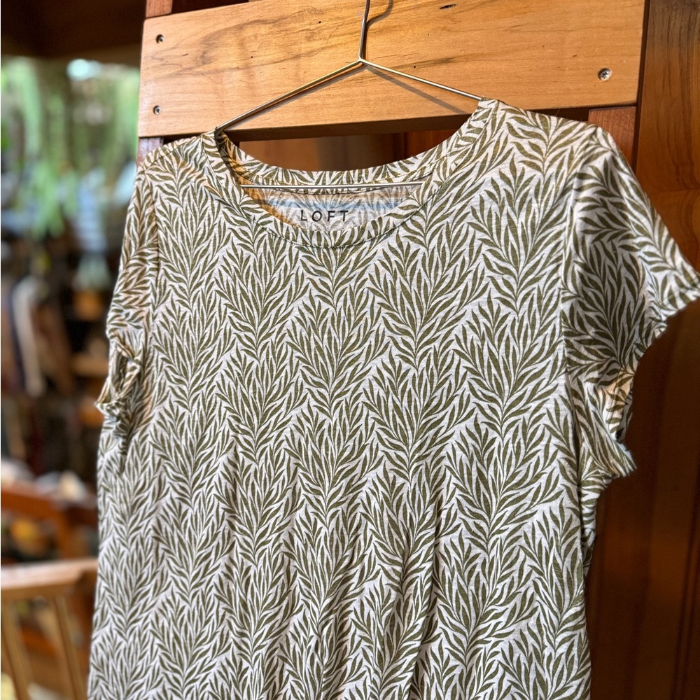LOFT Green Linen repeating Bamboo Leaf Pattern Tie Front Short Sleeve Top
